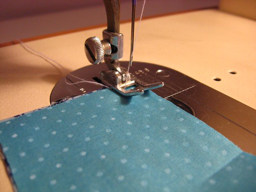 Mini almofada de alfinetes: Patchwork de mentirinha