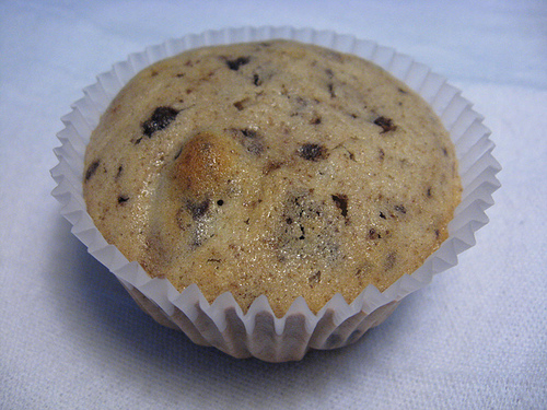 Cupcakes de baunilha com biscoito de chocolate