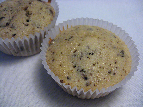 Cupcakes de baunilha com biscoito de chocolate