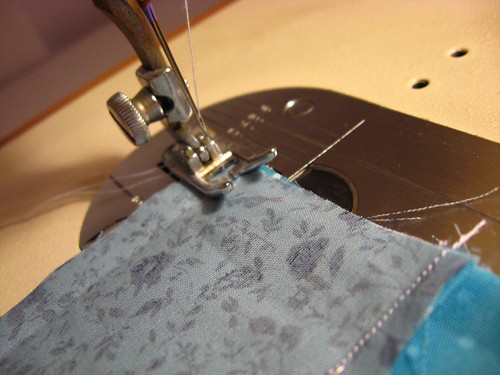 Mini almofada de alfinetes: Patchwork de mentirinha