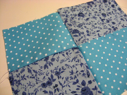 Mini almofada de alfinetes: Patchwork de mentirinha