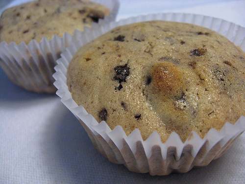 Cupcakes de baunilha com biscoito de chocolate
