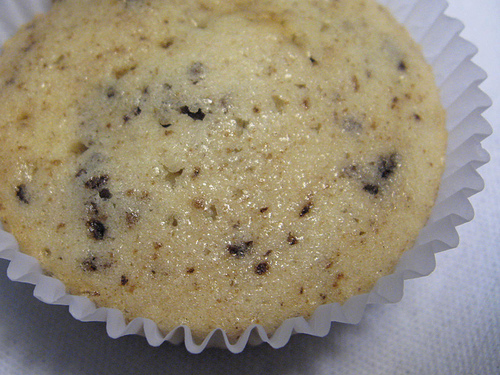 Cupcakes de baunilha com biscoito de chocolate