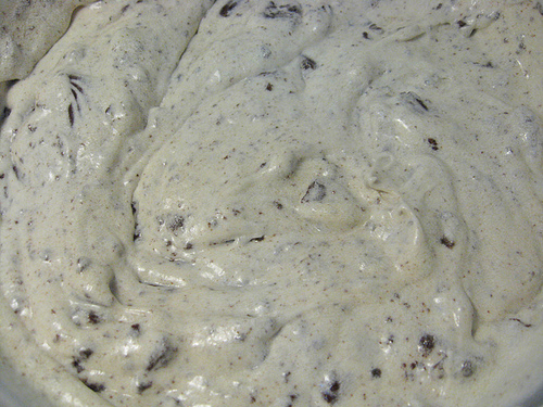 Cupcakes de baunilha com biscoito de chocolate