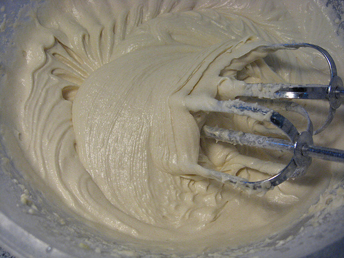 Cupcakes de baunilha com biscoito de chocolate